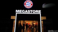 Usai tur stadion, turis bisa berkunjung ke Bayern Munich Megastore di dalam stadion. Ini toko suvenir resmi Bayern Munich (Fitraya/detikTravel)