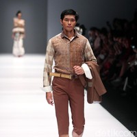 Koleksi Musa Widyatmodjo dengan mengusung tema Nasionalista di Jakarta Fashion Week 2017. Senayan City. Jakarta. [Foto: Mohammad Abduh/Wolipop]
