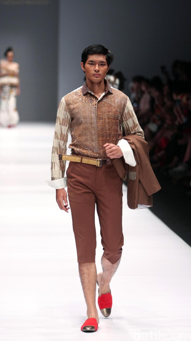 Koleksi Musa Widyatmodjo dengan mengusung tema Nasionalista di Jakarta Fashion Week 2017. Senayan City. Jakarta. [Foto: Mohammad Abduh/Wolipop]