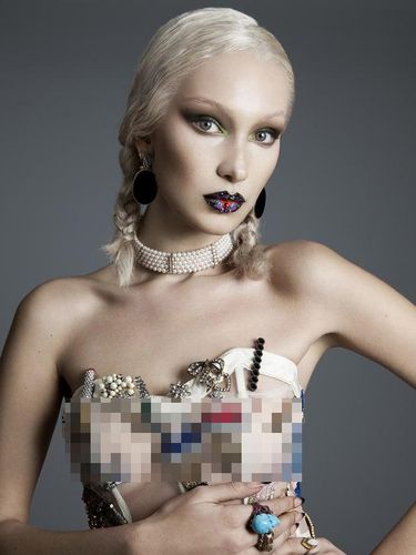 Bella Hadid Tampil <i>Topless</i> di Majalah Paper