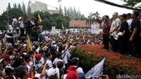 Menteri Perdagangan Enggartiasto Lukita dan Menteri Pertanian Amran Sulaiman saat menemui sejumlah petani yang menggelar demo di Kemendag, Jakarta, Kamis (8/12/2016).