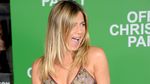 Jennifer Aniston Bergaun Bordir Warna-warni