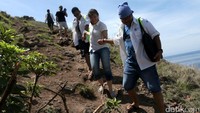 Foto: Trekking dengan hati-hati di Pulau Padar. Jangan sampai terpeleset! (Agung/detikTravel)