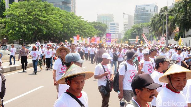 Petani Demo Tolak Impor Kentang, Jalan di Depan Kemendag Sempat Tersendat
