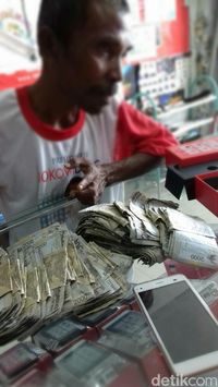 Beli Ponsel Pakai Recehan Bapak Ini Viral