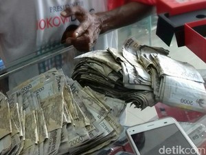 Demi Anak, Bapak Ini Beli Ponsel Android Pakai Recehan