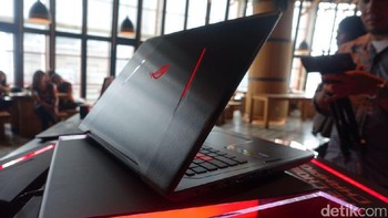 Ruang penyimpanan internalnya terdiri dari SATA 2,5 inch 1 TB dan SSD 256 GB. Salah satu keunggulan notebook ini adalah sistem pendinginnya di mana Asus memberikan lebih banyak kipas dari lainnya. (Foto: detikINET/Adi Fida Rahman)