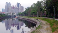 Penampakan sungai ini bersih dari sampah, bantaran sungainya pun dibuat jalanan yang bisa digunakan warga atau wisatawa untuk jogging atau bersepeda. Siapa sangka, sungai serapi ini dulunya sangat tercemar (Wahyu/detikTravel)
