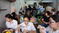 Seblak Jeletet Murni yang berada di Jalan Pademangan IV Gg. 4 No. 5 ini selalu ramai dipadati para pecinta makanan pedas.