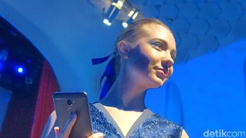 Ponsel ini memiliki slot Dual SIM yang mendukung koneksi 4G. Hadir dengan dua warna varian gray dan gold. (Foto: detikINET/Adi Fida Rahman)