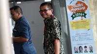 Agun memasuki ruang penyidik untuk diperiksa sebagai saksi kasus korupsi pengadaan e-KTP.