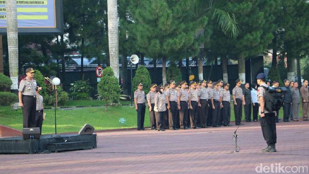  Kapolda Sumatera Utara Irjen (Pol) Rycko Amelza Dahniel melepas tim Satgas untuk tugas kemanusiaan penanganan pasca gempa Aceh, Kamis (8/12/2016)