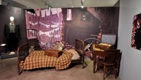 Pameran ini dibuat dengan konsep melihat lebih dekat karya-karya J.K Rowling dibuat. Foto: John Sciulli/Getty Images