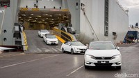Sekali mengisi tangki gas hidrogennya, Honda Clarity bisa berjalan sampai 589 km, lebih jauh dari semua mobil hidrogen di pasaran saat ini. Foto: Honda