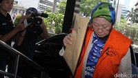 Atty berjalan memasuki gedung KPK. Ia akan diperiksa terkait kasus suap pembangunan Pasar Cimahi.