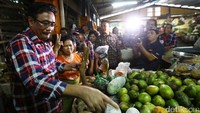 Djarot mengecek harga buah-buahan.
