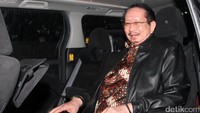 Taufiq Efendi meninggalkan gedung KPK.