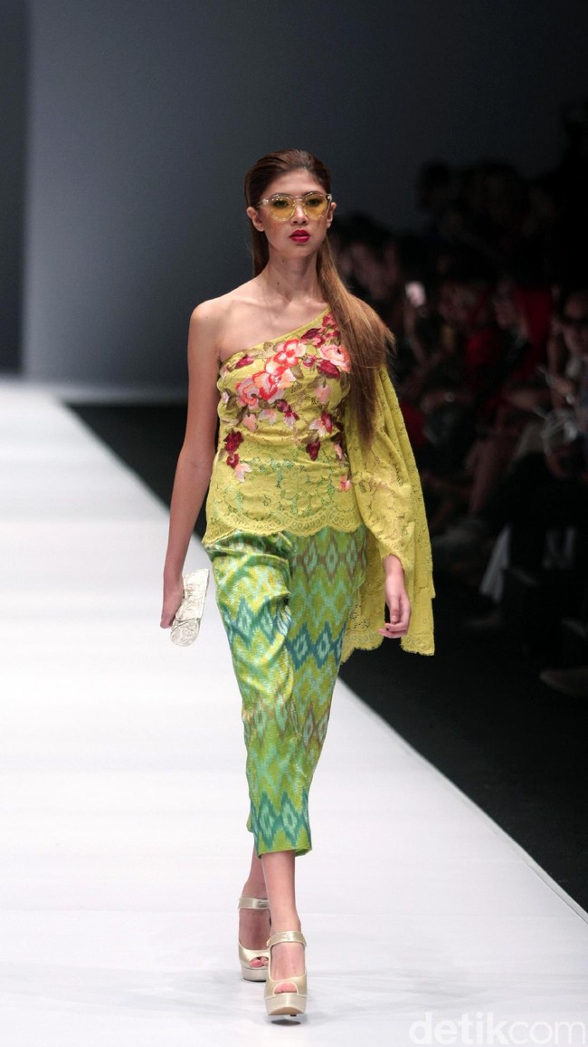 Koleksi Rudy Chandra mengangkat tema Malegi di Jakarta Fashion Week 2017. Senayan City. Jakarta. [Foto: Mohammad Abduh/Wolipop]