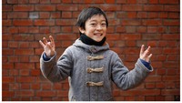 Bocah sembilan tahun asal Jepang Natsuki Ariga, meminta Santa untuk memberikannya buku-buku komik tentang sejarah Jepang dan dunia. REUTERS/Toru Hanai.
