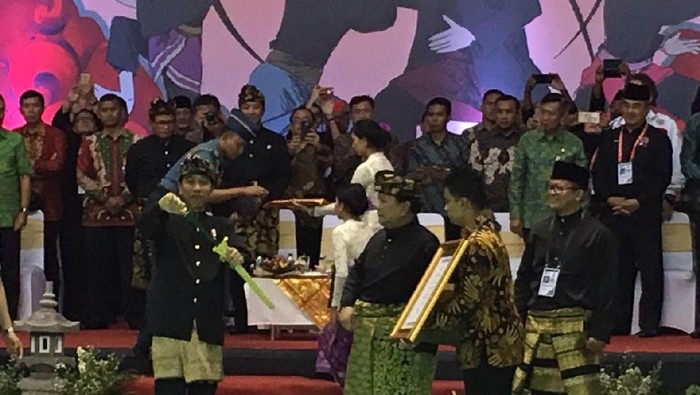 Keris Bersarung Emas dari Prabowo untuk The Great Warrior Jokowi