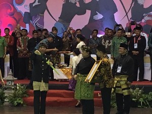 Keris Bersarung Emas dari Prabowo untuk The Great Warrior Jokowi
