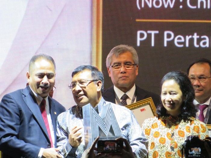 Pasarkan BBM Non Subsidi, Wadirut Pertamina Raih Penghargaan MOTY 2016