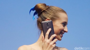 Kamera belakangnya sendiri punya ukuran 13 MP dan aperture f/2.2.  (Foto: detikINET/Adi Fida Rahman)