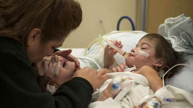 Eva dan Erika bersama sang ibu, Aida (Foto: The Sacramento Bee/YouCaring)