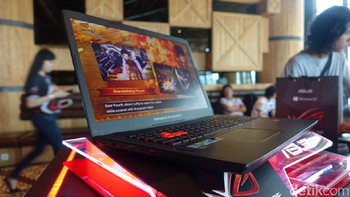 Dapur pacunya sendiri bermodalkan prosesor Intel Core i7-6700HQ yang memiliki kecepatan 3,50 GHz dan cache 6M. Asus turut menyematkan RAM 16 GB dan GPU Nvidia GeForce GTX 1060 6 GB. (Foto: detikINET/Adi Fida Rahman)