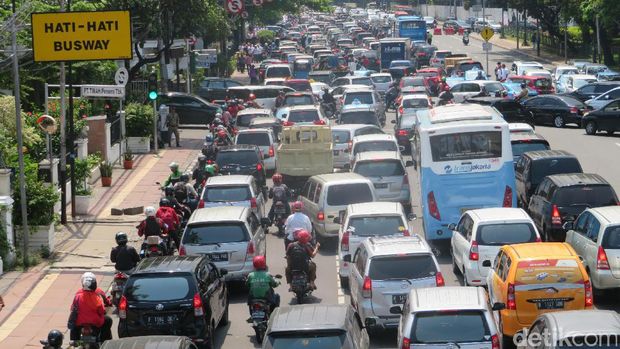 Petani Demo Tolak Impor Kentang, Jalan di Depan Kemendag Sempat Tersendat