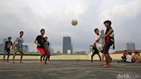 Sejumlah anak bermain sepakbola di rooftop Pasar Mampang.