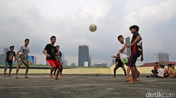 Dari Rooftop Mereka Bermain Bola