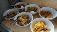 Ada beragam isian serta topping yang bisa Anda pilih. Mulai dari mie, makaroni, kerupuk, kwetiau, bakso, tulang, ceker serta topping telur dan sayap.