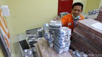 Jelang Natal dan tahun baru, permintaan uang biasanya meningkat.