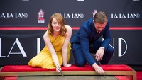 Melihat Ryan Gosling dan Emma Stone kok makin serasi saja. Foto: Emma McIntyre/Getty Images