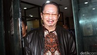 Mantan Menteri Pendayagunaan Aparatur Negara (MenPAN) yang juga mantan wakil Ketua Komisi DPR, Taufiq Efendi meninggalkan gedung KPK usai menjalani pemeriksaan, Kamis (8/12/2016).