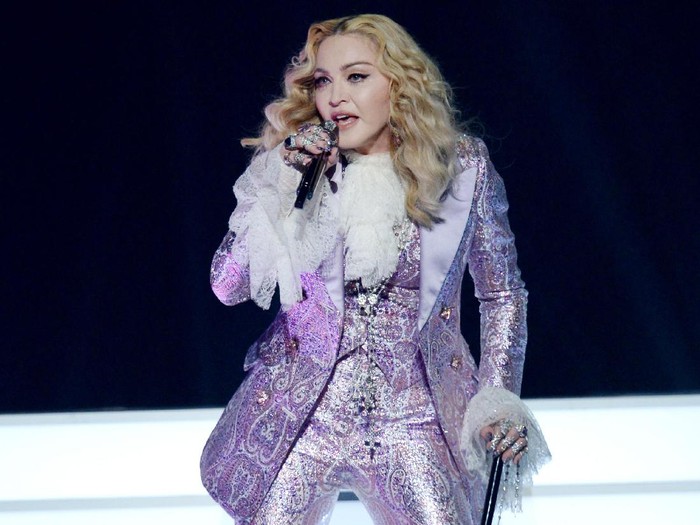 Madonna Adopsi Anak Kembar dari Malawi