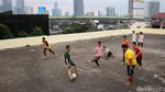 Dari Rooftop Mereka Bermain Bola