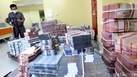 Karyawan PT PT Bank Negara Indonesia Tbk menyiapkan uang tunai di salah satu kantor BNI di Jakarta, Kamis (8/11/2016).