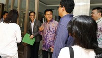 Pengacara Yusril Ihza Mahendra mendatangi Mapolda Metro Jaya, Jakarta, Kamis (8/12/2016). Ia bergabung dengan tim advokat dari Alumni Universitas Jayabaya untuk membela Jamran dan Rizal, dua aktivis HMI yang dijerat dengan UU ITE kini ditahan di Mapolda Metro Jaya.