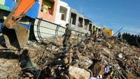 TNI dan Polisi mencari korban gempa di reruntuhan bangunan. Chaideer Mahyuddin/AFP/detikFoto.