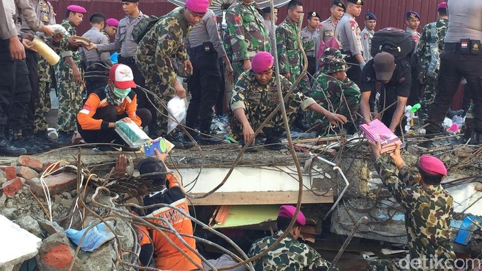 Tim Gabungan Masih Cari Korban Gempa di Pasar Meureudu Aceh