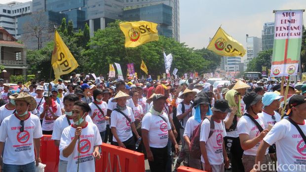 Petani Demo Tolak Impor Kentang, Jalan di Depan Kemendag Sempat Tersendat
