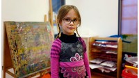 Di Jerman, seorang bocah lima tahun bernama Isabella Grunewald sangat menginginkan burung sebagai hewan peliharaan. Selain itu, ia juga ingin putri duyung, unicorn, dan elf sebagai mainan. REUTERS/Kai Pfaffenbach.