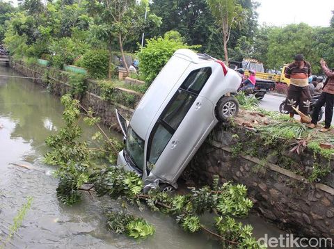 Mobil warna silver metalik kecemplung sungai