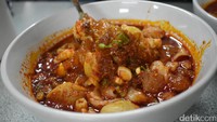 Bagi Anda yang suka dengan rasa pedas, bisa mencicip seblak level 2. Untuk level ini warna merahnya lebih pekat dibandingkan dengan level 1. Isiannya ada kwetiau, makaroni, potongan kikil, bakso dan kerupuk. Kuahnya berwarna merah dengan konsistensi yang kental.