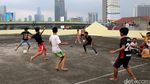 Dari Rooftop Mereka Bermain Bola