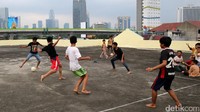 Area kosong di kawasan padat Mampang Prapatan itu menjadi lahan berharga untuk bermain bagi anak-anak.