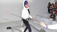 Adriana pun tampil berduel anggar dengan seorang pria. Foto: Eugene Gologursky/Getty Images