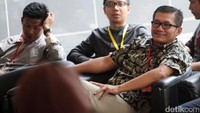 Agun Gunanjar memenuhi panggilan KPK untuk diperiksa sebagai saksi kasus korupsi e-KTP. Agun setidaknya sudah menjalani 2 kali pemeriksaan terkait kasus tersebut.